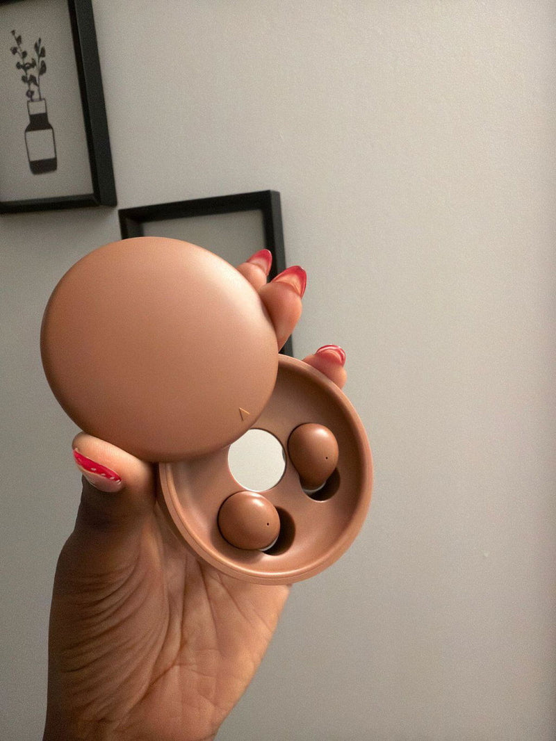 Customer holding an open ViSound Air case in warm cocoa